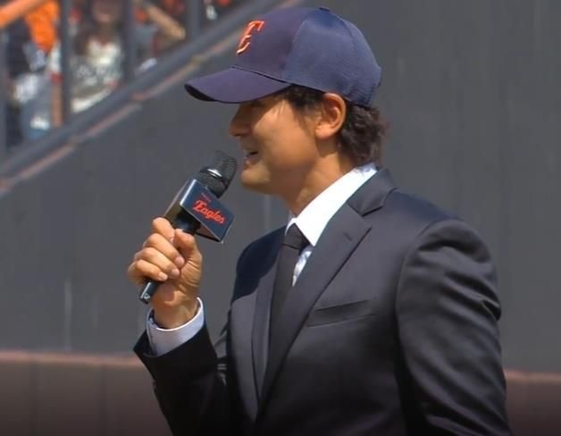 검은색 양복 입고 개막전 시구에 나선 박찬호