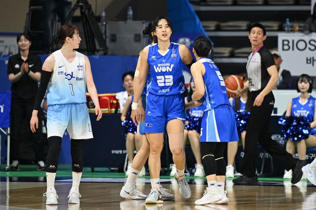 신한은행과 우리은행의 경기 장면