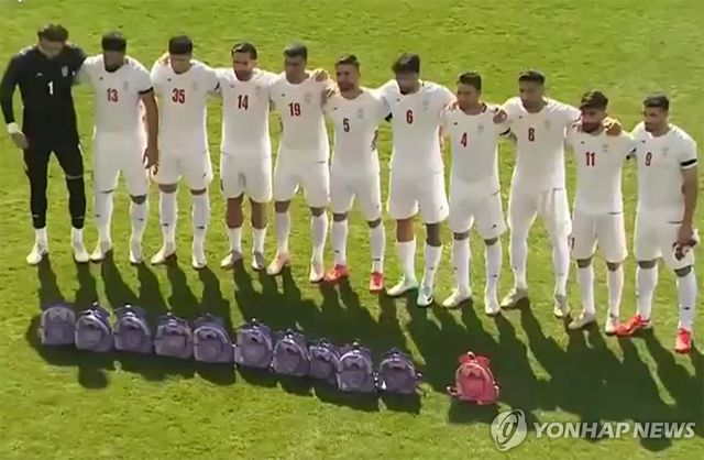 공습으로 희생된 학생들을 기리는 이란 축구 국가대표팀
