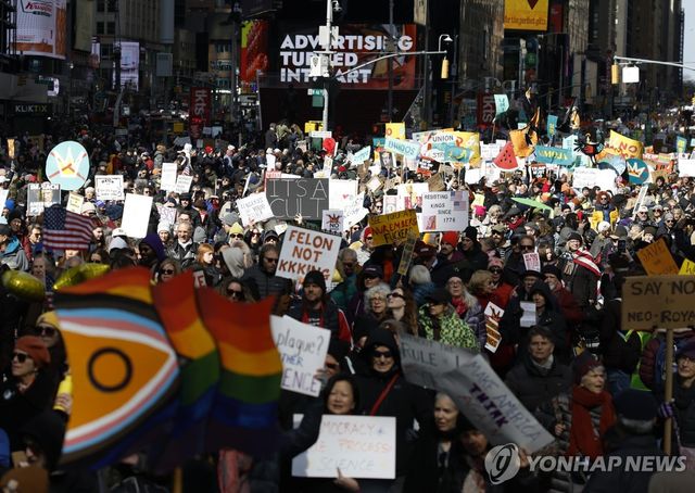 28일(현지시간) 미국 뉴욕에서 열린 '노 킹스'(No Kings) 시위 참자가들이 타임스 스퀘어 인근 거리를 행진하고 있다. 
