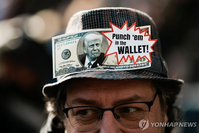 28일(현지시간) 미국 뉴욕에서 열린 '노 킹스'(No Kings) 시위에 참가한 남성