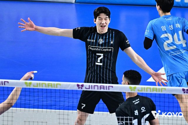 득점 후 기뻐하는 현대캐피탈의 허수봉(중앙)