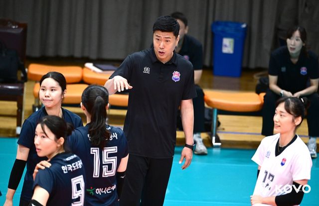 한국도로공사 감독대행을 맡게 된 김영래 수석코치(중앙)