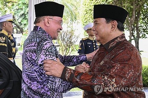 인도네시아 대통령궁서 만난 프라보워 대통령(오른쪽)과 안와르 말레이시아 총리