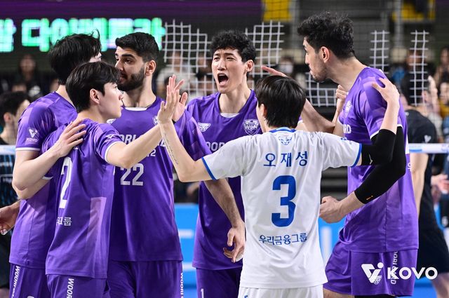 득점 후 기뻐하는 우리카드 선수들