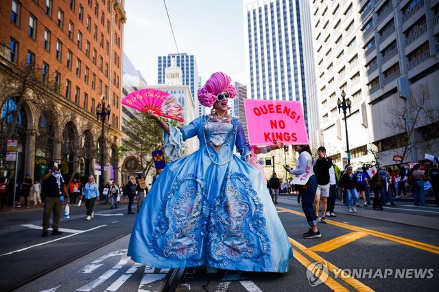 28일(현지시간) 미국 샌프란시스코에서 열린 '노 킹스'(No Kings) 시위 참자가. 