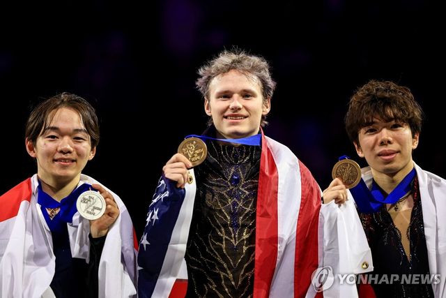 남자 싱글 금메달을 따낸 일리아 말리닌(가운데)