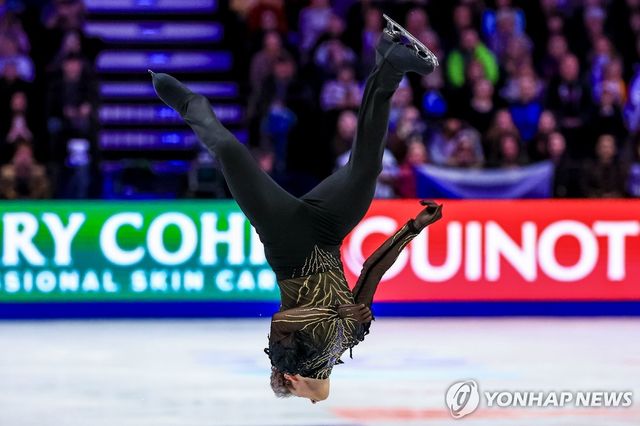 백플립을 연기하는 일리아 말리닌