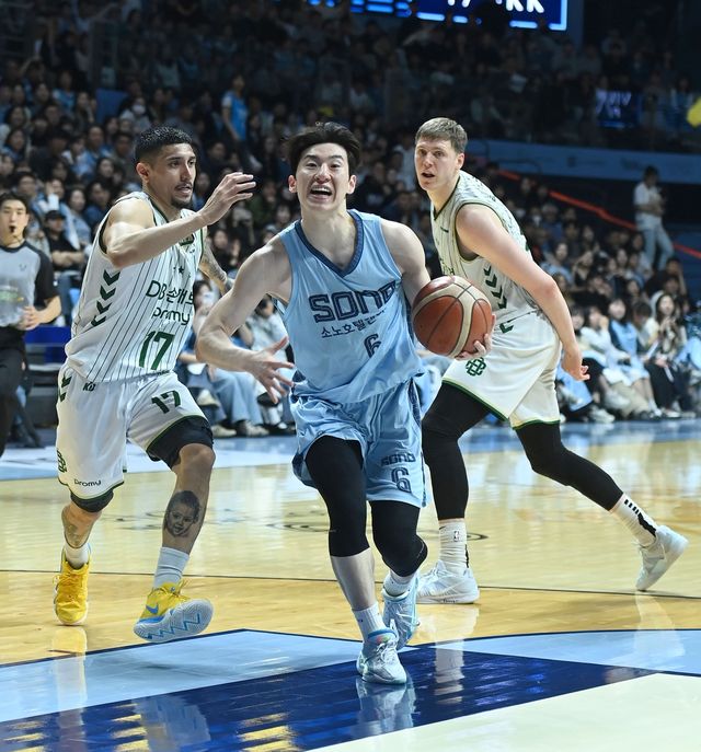 드리블하는 이정현