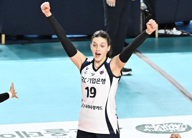 득점 후 기뻐하는 IBK기업은행의 빅토리아
