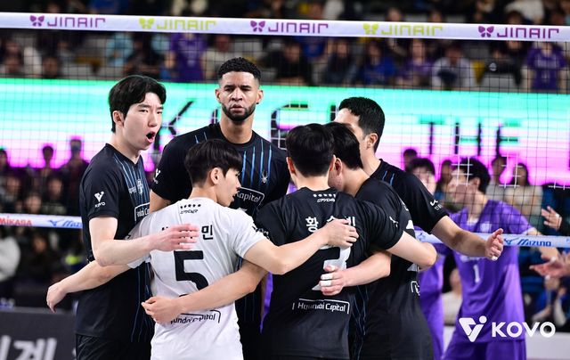 득점 후 기뻐하는 현대캐피탈 선수들