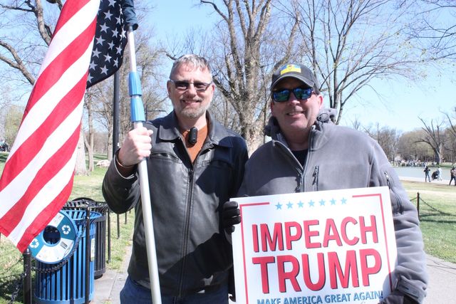 반트럼프 시위에 참가한 에드와 케빈(오른쪽)