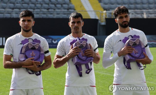 보라색 책가방을 들고 희생된 학생들을 기리는 이란 축구 국가대표팀