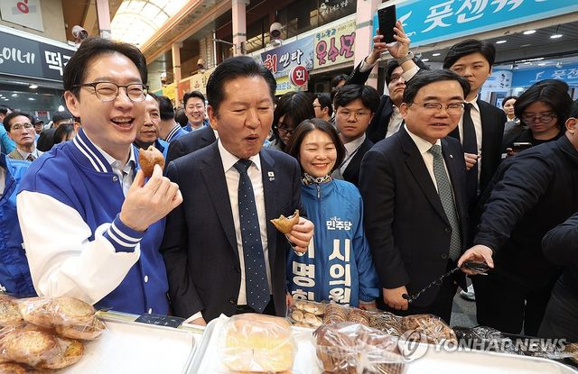 찹쌀도넛 먹는 정청래 대표·김경수 후보