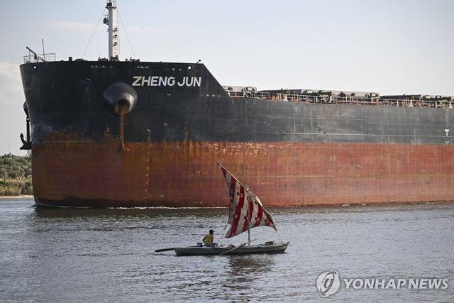 홍해에서 온 화물선이 수에즈운하를 지나 지중해로 향하는 모습.
