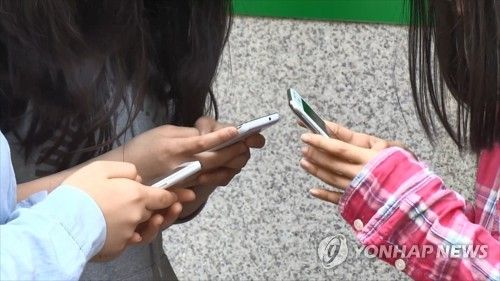 스마트폰을 사용하는 청소년