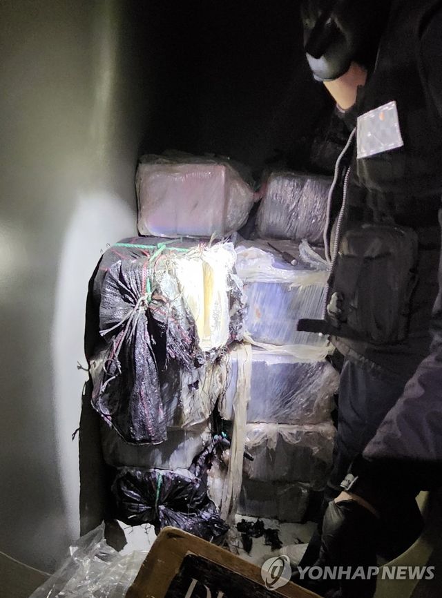 옥계항 벌크선서 코카인 의심 물질 적발