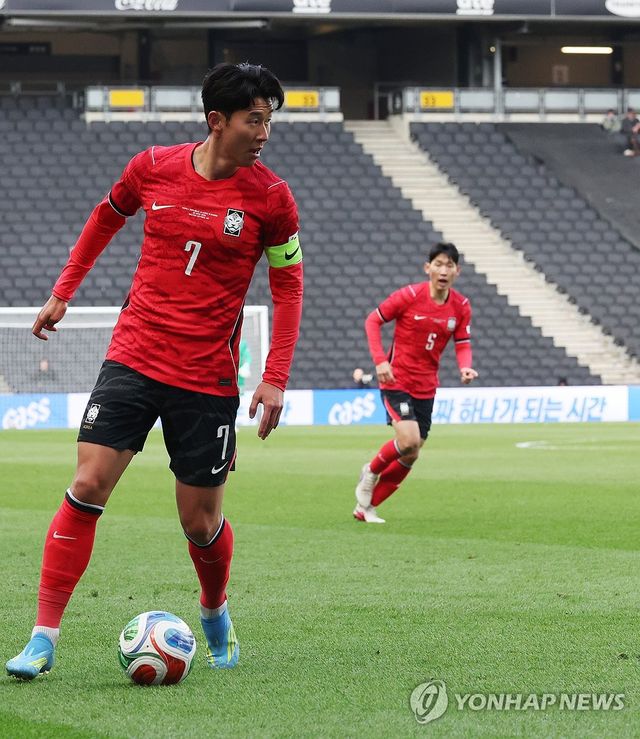 패스 준비하는 손흥민