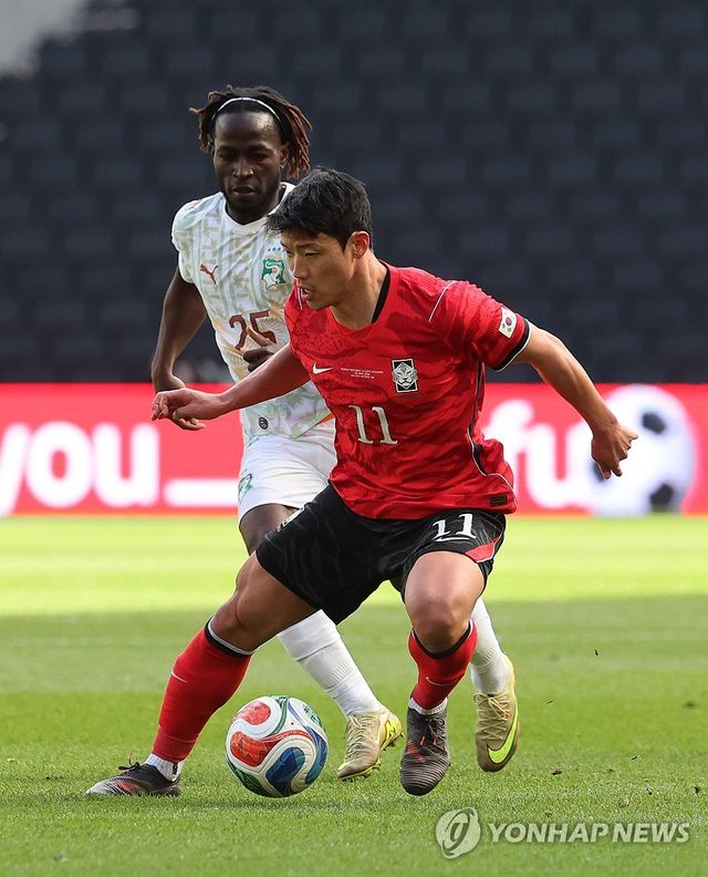 돌파 시도하는 황희찬