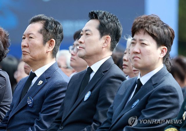 이재명 대통령 기념사 듣는 여야 대표