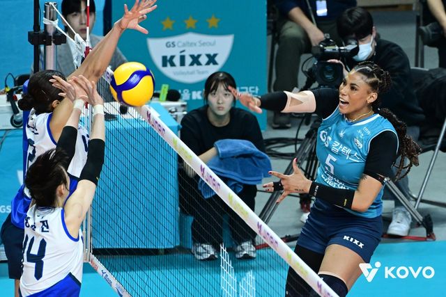 공격하는 GS칼텍스의 실바(오른쪽)