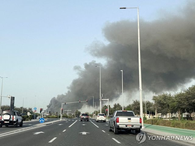 지난 1일 아부다비 자예드항구에 이란 미사일로 인한 화재가 발생한 모습. 