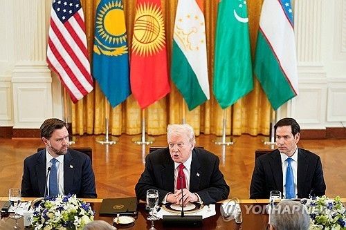 트럼프 대통령 양옆에 앉은 밴스 부통령(왼쪽)과 루비오 장관(오른쪽) 