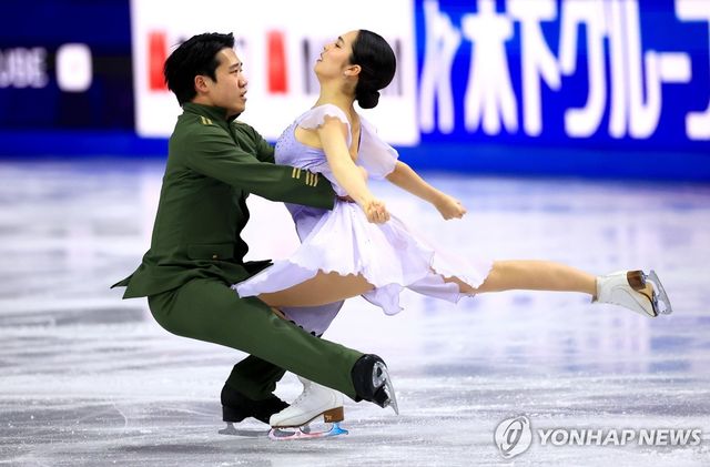 연기를 펼치는 임해나-권예 