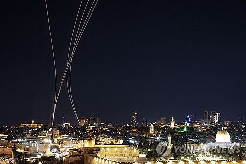 예루살렘 상공에 발사된 아이언돔 방공미사일의 궤적