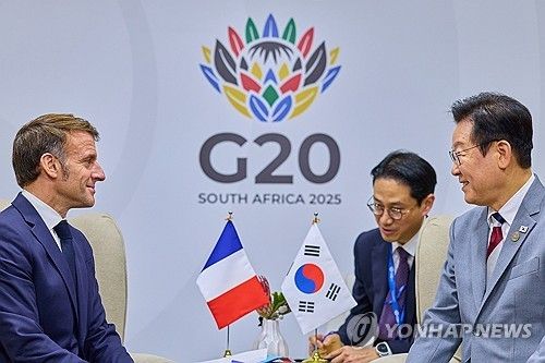 지난해 G20 행사장에서 만난 이재명, 마크롱 대통령