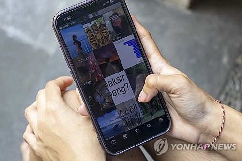 인도네시아서 휴대전화를 쓰는 이용자