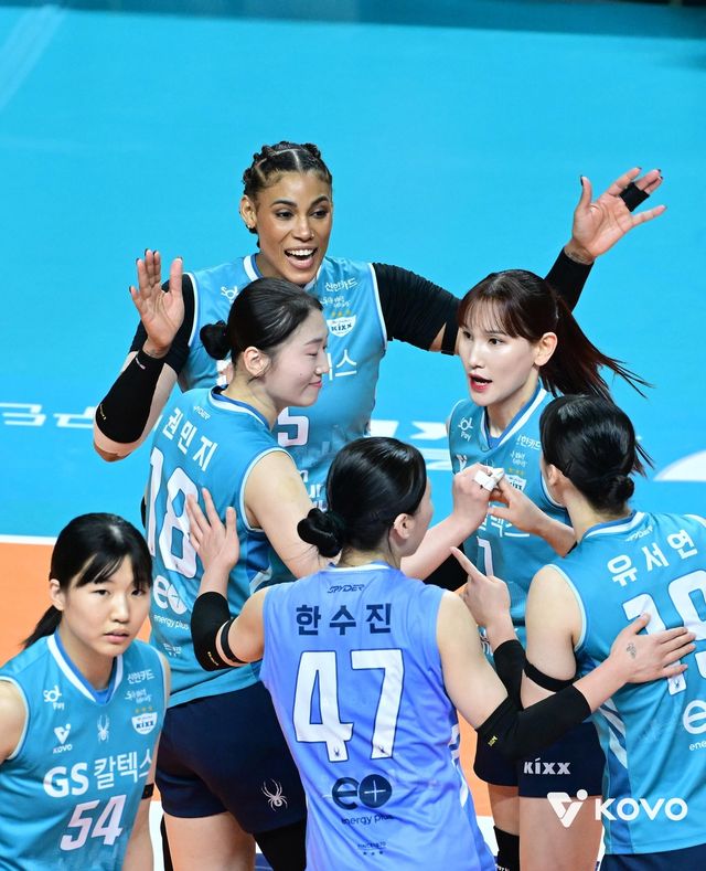 득점 후 기뻐하는 GS칼텍스의 실바(맨 뒤쪽)