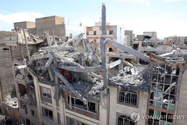 공습으로 무너져 내린 이란 테헤란 남부 주거 건물들 