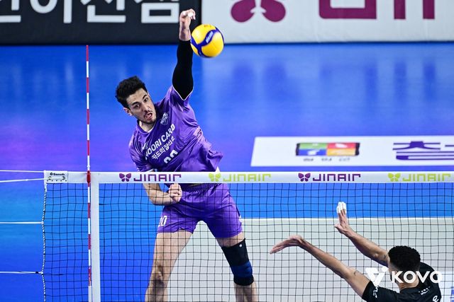 공격하는 우리카드의 아라우조(왼쪽)