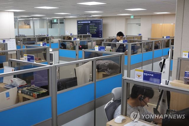 상담하는 보이스피싱 통합신고대응센터 직원들