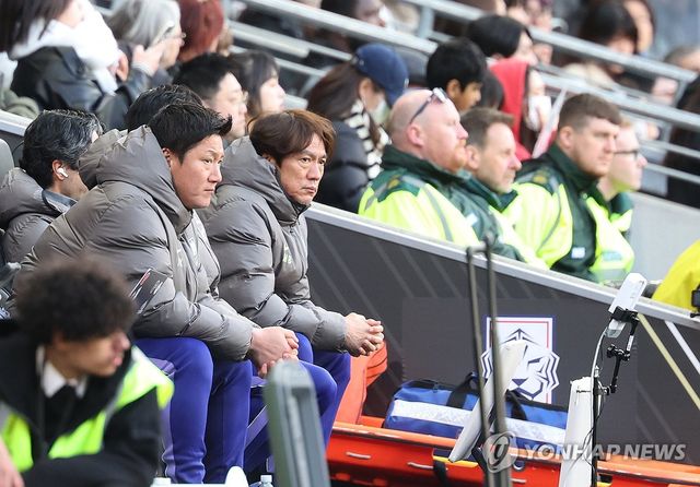 경기 지켜보는 홍명보 감독