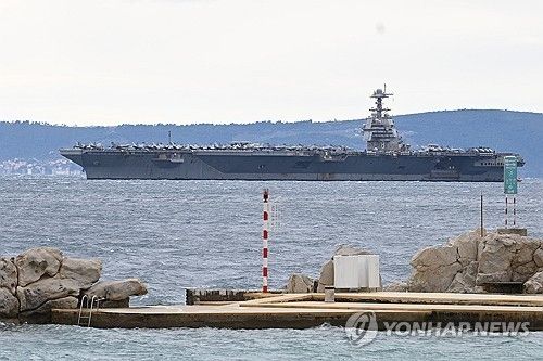 크로아티아 스플리트에 입항하는 미국 항공모함 포드호