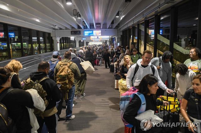미 국토안보부 셧다운으로 길게 늘어선 공항 보안검색 대기줄