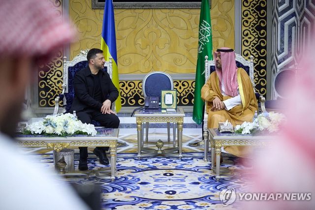 사우디아라비아와 방위 협정 논의하는 젤렌스키 우크라 대통령