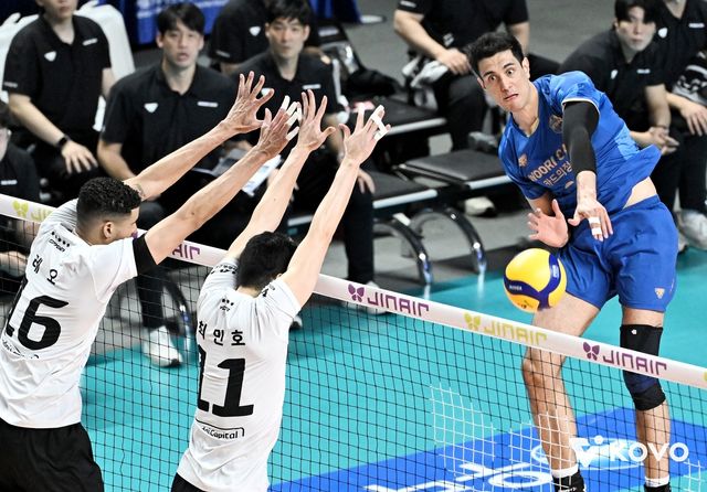 아라우조의 공격을 가로막은 현대캐피탈