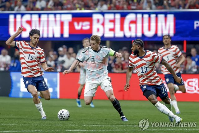 드리블하는 벨기에의 케빈 더브라위너(가운데)