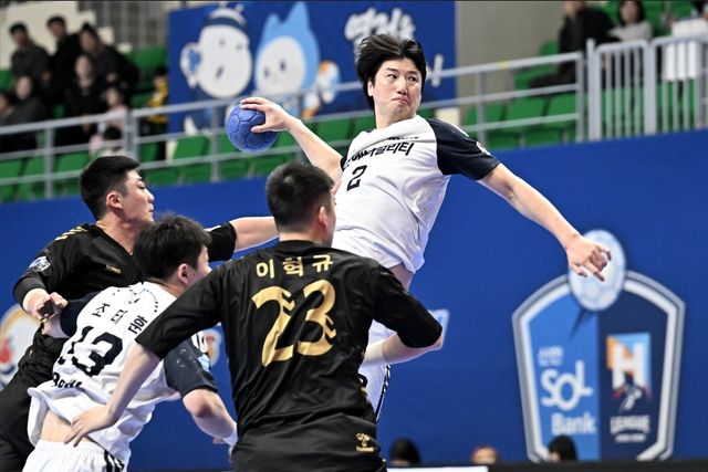 29일 상무전에서 슛을 던지는 두산 정의경