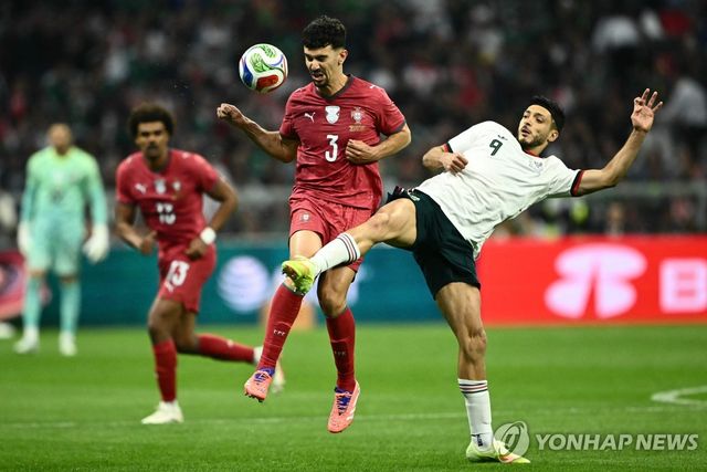 볼 경합하는 멕시코의 라울 히메네스(오른쪽)와 포르투갈의 토마스 아라우주