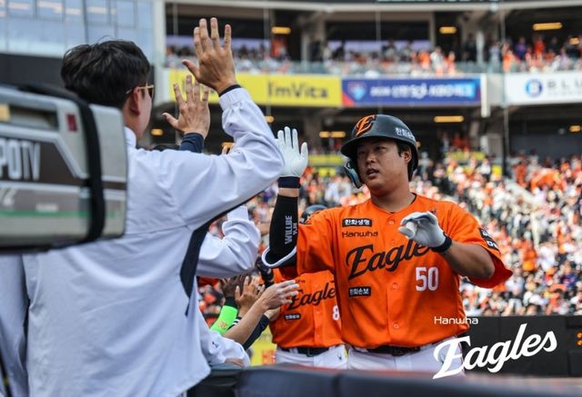 29일 키움전에서 홈런을 치고 들어온 한화 강백호