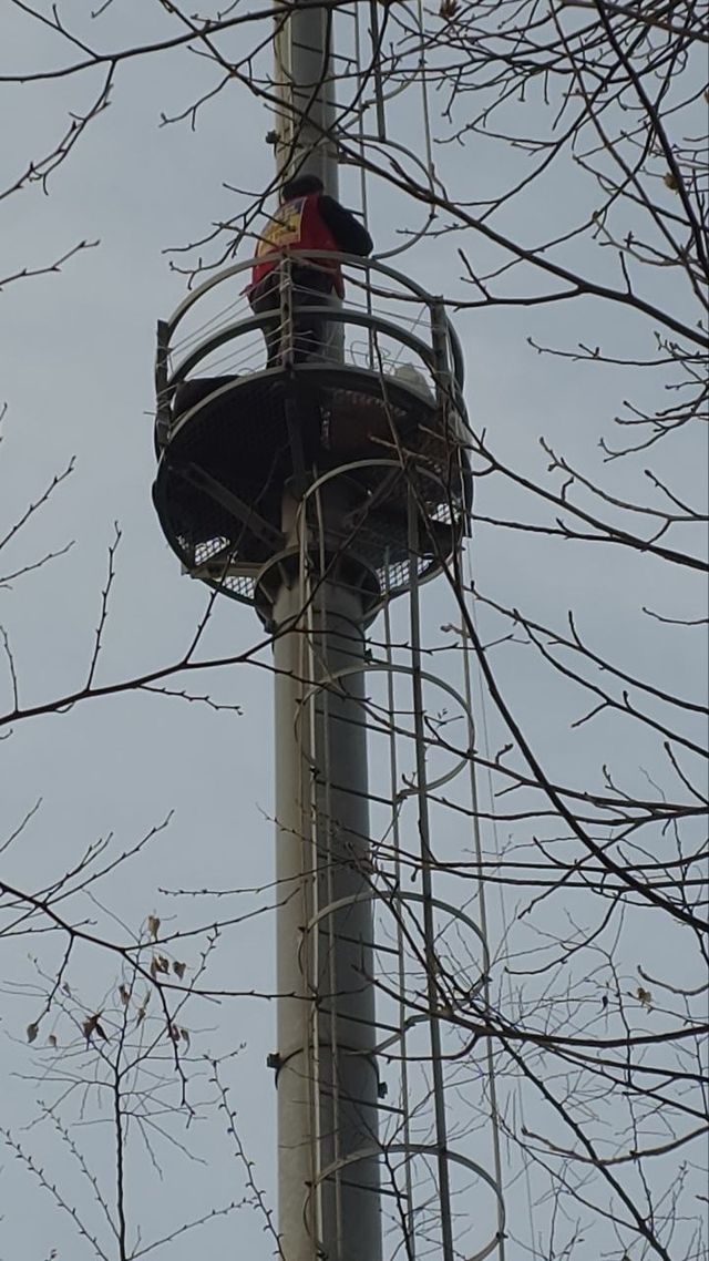 더불어민주당 맹성규 의원 사무실 앞 통신탑에 올라가는 고영기 씨