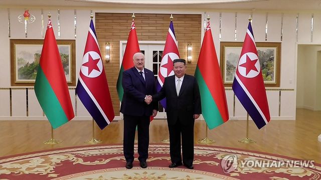 김정은·루카셴코, 친선협조조약 체결 기념촬영