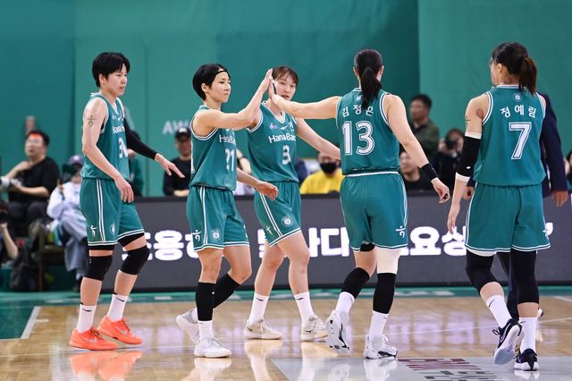 이이지마 사키(왼쪽에서 두 번째) 등 하나은행 선수들