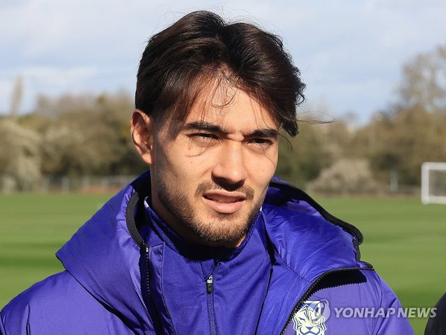 인터뷰하는 카스트로프