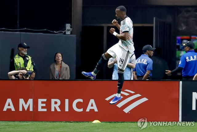 골세리머니를 펼치는 벨기에의 도디 루케바키오