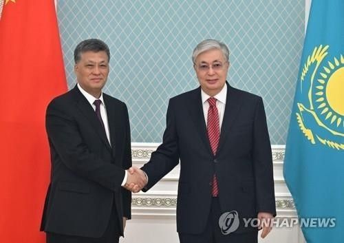 마싱루이 중국 공산당 중앙정치국원(왼쪽)